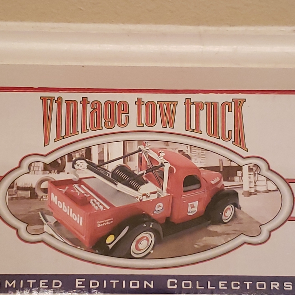mobil vintage diecast tow truck 1:18 scale